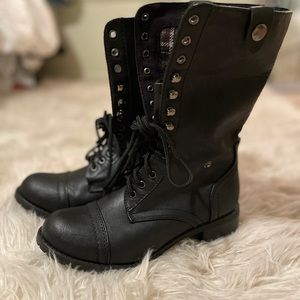 Soda lace up flannel interior black boots 🍂